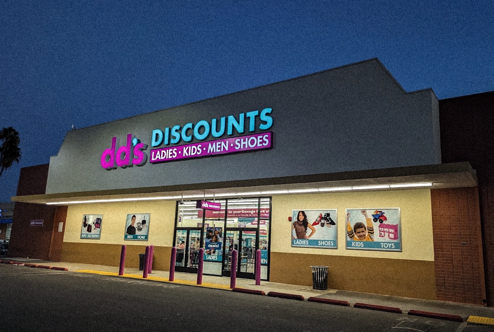 Man Detained After Machete Threat at Discount Store