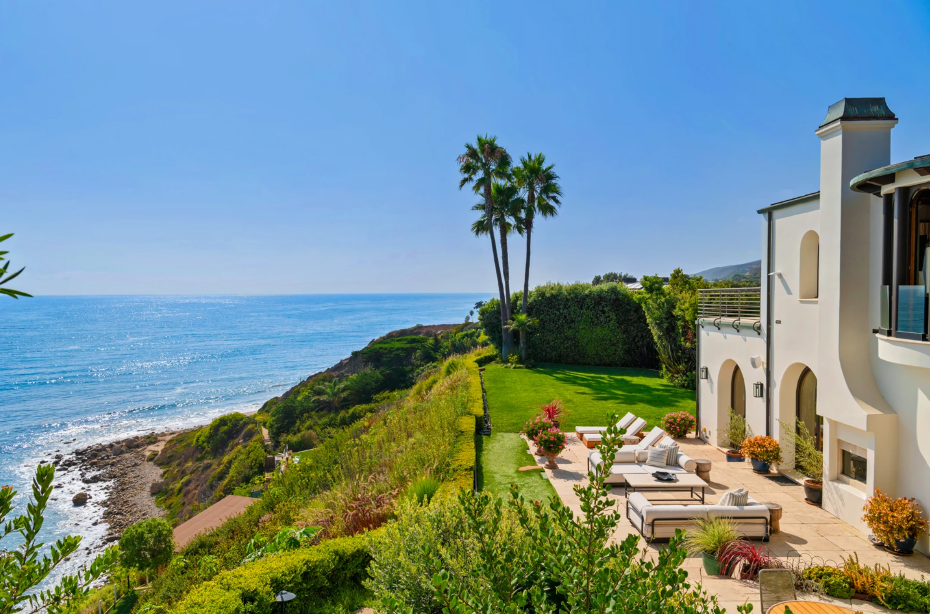 A Blufftop Estate With a Secret Beach Path